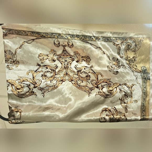 Elegant Baroque Style Scarf - Picture 3 of 4